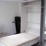 Lit armoire sous la forme dépliée