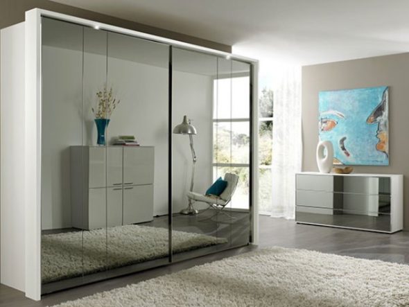 Grande armoire avec un miroir