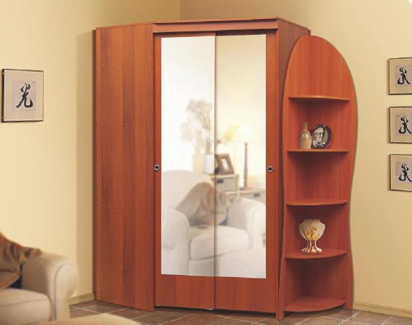 Armoire à double porte avec deux miroirs