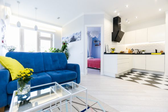Canapé bleu dans la salle blanche