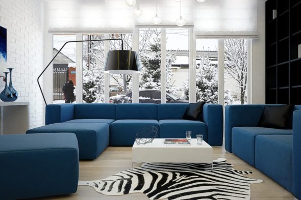 Canapé bleu à l'intérieur du salon
