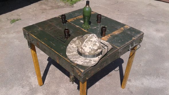 Plier la table de pique-nique avec vos propres mains depuis la boîte de l'armée