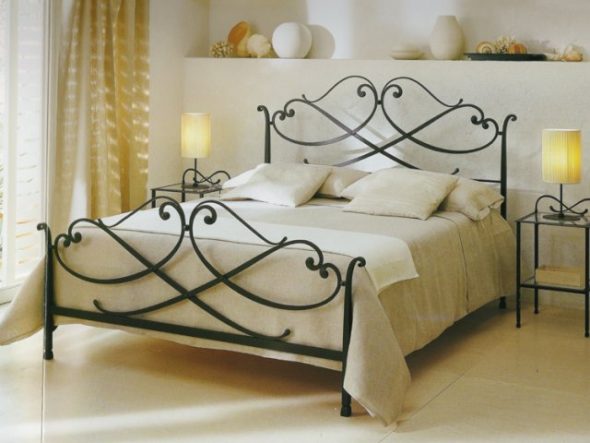 Lit en fer forgé moderne à l'intérieur de la chambre à coucher image
