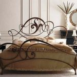 Chambre avec lit en fer forgé photo