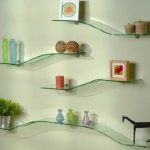 Verre figuré étagères sur le mur