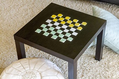 Décor de table élégant sous la forme d'un échiquier avec vos propres mains