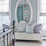 Lit en métal vintage sera une solution élégante pour la chambre à coucher dans le style de Provence
