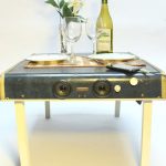 Une table de pique-nique avec vos propres mains est une idée intéressante.