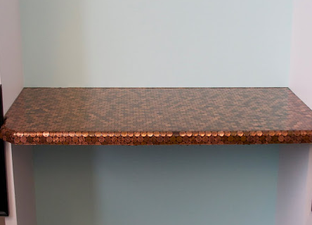 Table, décor de pièces de monnaie avec leurs propres mains