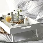 table de petit déjeuner au lit