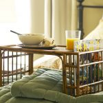 table de petit déjeuner au lit