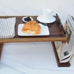 table de petit déjeuner sur le lit