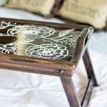 table de petit déjeuner dans la chambre