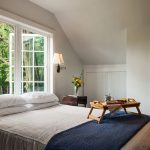 table de petit déjeuner dans la chambre