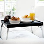 table de petit déjeuner avec poignées