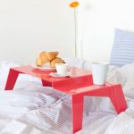 table de petit déjeuner rouge