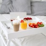 table de petit déjeuner avec des côtés