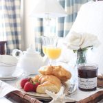 table de petit déjeuner au lit