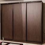Armoire trois portes marron