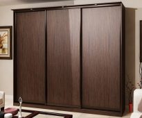 Armoire trois portes marron
