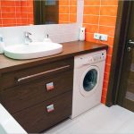 Grand placard dans la salle de bain avec leurs propres mains
