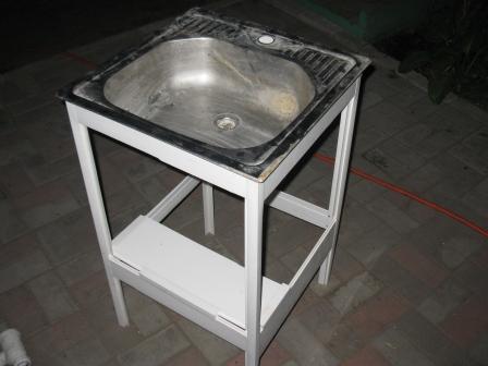 Placard sous le lavabo de vos propres mains