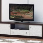 Table de chevet sous la télé dans le salon