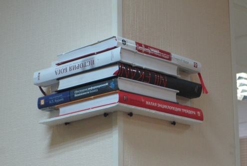 Le coin du mur de livres sous la pierre naturelle