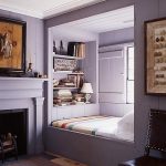 Lit confortable dans une niche - alcôve