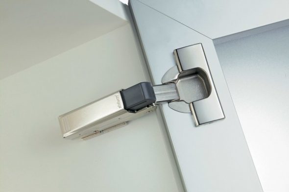 Installer des ferme-porte dans la cuisine