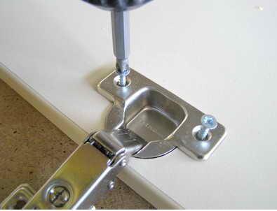 Installation des charnières de porte avec un ferme-porte