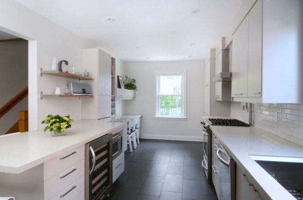 À l'intérieur lumineux d'une petite cuisine