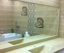 Dans la salle de bain, il est habituel d'installer des miroirs assez grands.