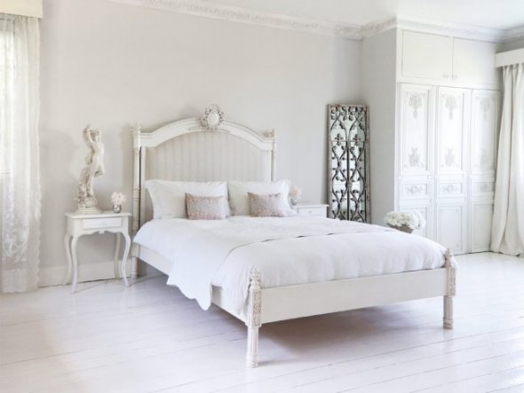 Grande armoire avec motifs sculptés et lit français médiéval traditionnel