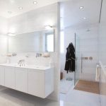 Miroir entre les carreaux de la salle de bain