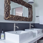 Miroir décoré de branches en bois