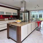armoires de cuisine dans la cuisine de pays