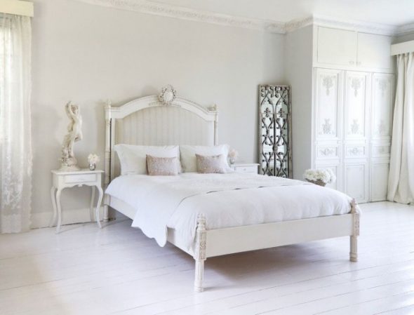 tête de lit décorée - notes d'un volant dans la chambre
