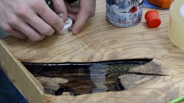nous faisons une table avec de la résine époxy