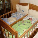 lit pour les jumeaux en bois naturel