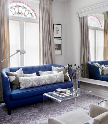 canapé bleu à l'intérieur
