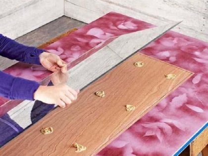 pour plus de sécurité, la colle de fixation est appliquée non seulement sur la porte