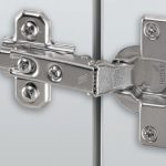 pour la fixation du boîtier d'un produit avec une façade