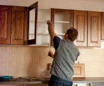 armoires de fixation dans la cuisine