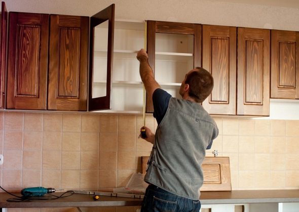 armoires de fixation dans la cuisine