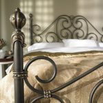 intérieur de chambre avec lit en fer forgé