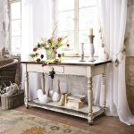 Intérieur de style provençal est rempli d'air et de lumière