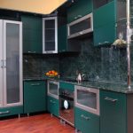 meuble d'angle dans la cuisine couleur émeraude