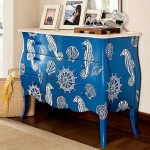commode bleue à motifs