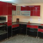 le placard d'angle de la cuisine est rouge noir